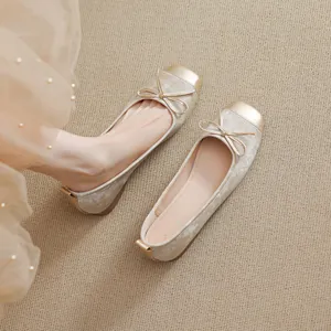 Elegante französische Ballerinas in Champagnergold mit Schleife und quadratischer Zehenpartie