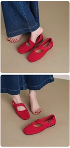 Detailansicht der roten französischen Vintage Mary Jane Ballerinas aus Wildleder.