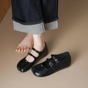 Elegante schwarze Mary Jane Flats mit Tabi-Zehenspaltung und verstellbaren Riemen.
