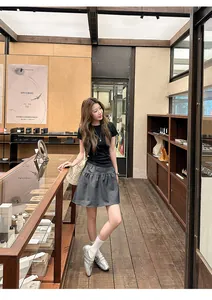 Sneakers con zeppa stile ballerina in rete argento da donna in un outfit casual chic
