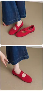 Detailaufnahme der roten Vintage Mary Jane Ballerinas mit Wildlederoptik und Schnalle