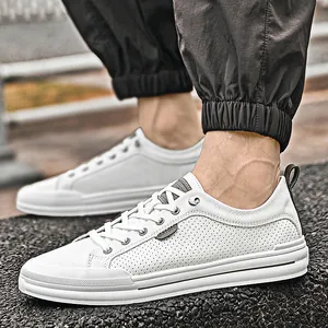 Baskets décontractées blanches pour hommes avec design perforé et semelle plate confortable