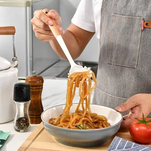 Servidor de pasta de silicona blanca con mango de madera para utensilios de cocina