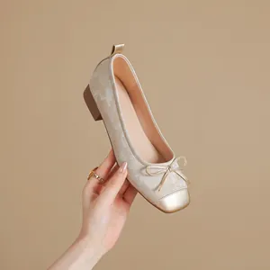 Elegante champagnerfarbene französische Ballerinas mit schöner Schleife und Metallkappe