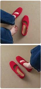 Detailansicht der roten Mary Jane Flats aus Wildleder mit klassischem Schnallenriemen