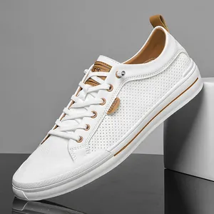 Baskets décontractées en cuir blanc pour hommes avec côtés perforés et détails bruns