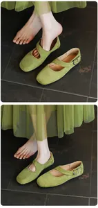 Detailansicht der grünen Wildleder Mary Jane Flats mit Textur und Metallschnalle.