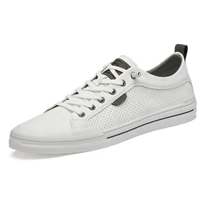 Baskets décontractées blanches pour hommes avec empiècements perforés et accents gris