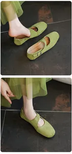 Detailansicht grüner Suede Mary Jane Ballerinas, kombiniert mit einem Tüllrock
