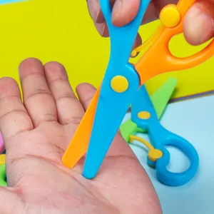 Forbici di sicurezza per bambini auto-rimbalzanti in plastica PP con punte arrotondate