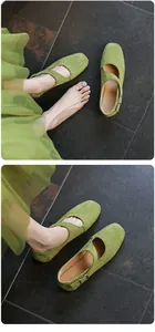 Detail von grünen Mary Jane flachen Schuhen aus Wildleder mit quadratischer Zehenpartie
