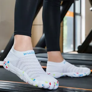 Breathable white knitted yoga fitness shoes with colorful speckled sole for gym and beach