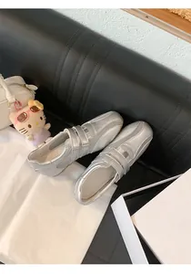 Vista dettagliata delle sneakers da balletto in mesh argento traspirante con suola platform comoda