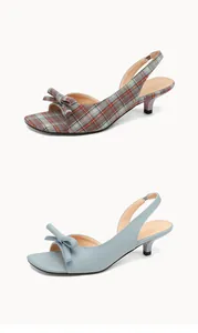 Κοντινό πλάνο από γαλλικά πέδιλα slingback με χαμηλό τακούνι και φιόγκο