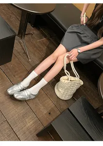 Eleganti sneaker da balletto con zeppa argento e mesh traspirante su pavimento in legno