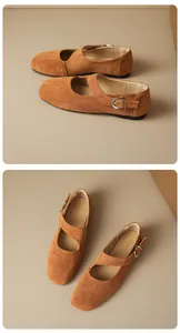 Nahaufnahme eleganter Mary Jane Ballerinas aus Wildleder in Karamell mit Schnallendetail