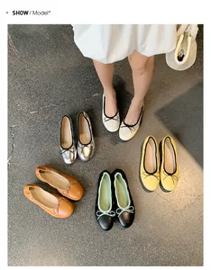 Verschiedene Farben eleganter Ballerinas mit Schleife und Model in cremefarbenem Paar