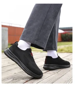 Vista dettagliata delle scarpe da passeggio slip-on in mesh nero indossate da un modello.