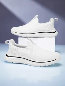 Vista detallada de zapatillas blancas slip-on de fly-knit con suela negra