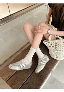 Dettaglio di scarpe stile balletto in mesh argento con rialzo interno e suola morbida
