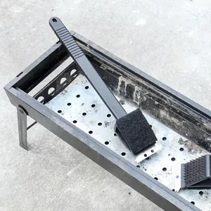 Professionele 3-in-1 BBQ grill schoonmaakborstel met lange steel, schraper en spons