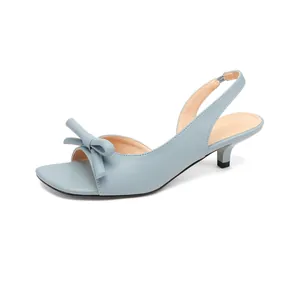 Κομψά γαλάζια πέδιλα slingback σε γαλλικό στυλ με kitten heel και λεπτομέρεια φιόγκου