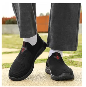 Dettaglio di scarpe da camminata nere da uomo traspiranti e slip-on con tomaia in mesh