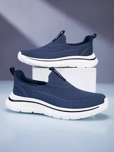 Vista lateral de zapatillas sin cordones flyknit azul marino para mujer en bloque