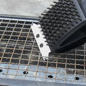 Robuuste 3-in-1 BBQ-reinigingsborstel met stalen borstelharen en metalen schraper