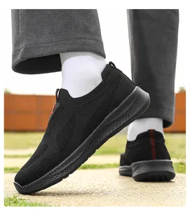 Primo piano di comode scarpe slip-on da uomo in mesh nero leggero per l'estate calda