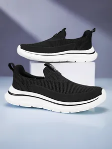 Vista lateral detallada de las zapatillas de deporte negras tejidas para mujer