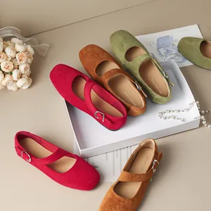 Elegante französische Retro-Mary-Jane-Ballerinas aus Wildleder in Rot, Braun und Grün