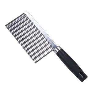 Coupe-pommes de terre ondulé en acier inoxydable avec poignée noire ergonomique de pro