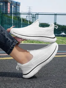 Vista lateral detallada de zapatillas blancas de punto para mujer con detalles negros