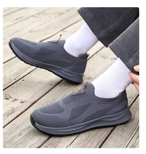 Vista dettagliata di scarpe da camminata grigie in mesh su una pedana in legno