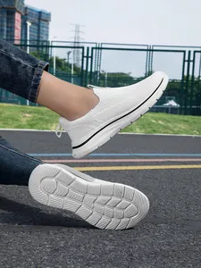 Vista detallada de zapatillas de marcha blancas con suela flexible antideslizante