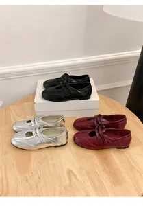 Französische Mary Jane Sneaker in Schwarz, Silber und Weinrot mit doppeltem Klettverschluss