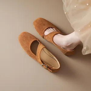 Elegante braune Vintage Mary Jane Ballerinas aus Wildleder mit verstellbarer Schnalle