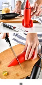 Afilador manual con forma de cohete mostrado en una cocina sobre tabla de madera.
