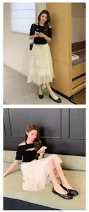 Detailansicht eleganter schwarzer Ballerinas mit Schleife am Modell
