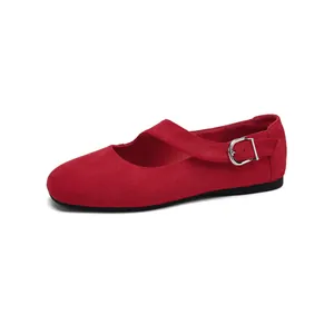 Klassische rote Mary Jane Ballerinas aus Wildleder mit Schnallenriemen, Retro-Stil für Damen.