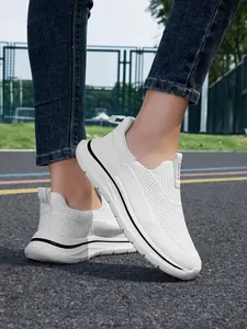 Vista detallada de zapatillas blancas de punto transpirables para mujer en exteriores