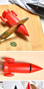 Afilador de cuchillos manual creativo con forma de cohete rojo, afilando un cuchillo.