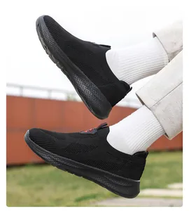Vista dettagliata delle scarpe da passeggio slip-on in mesh nero leggero con calzini