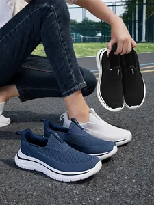 Vista detallada de los zapatos de caminar transpirables sin cordones para mujer