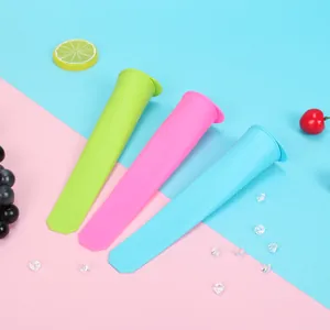 Moules à glaces en silicone alimentaire vert rose et bleu sur un fond coloré pastel