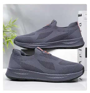 Vista laterale di sneakers slip-on in mesh grigio traspirante per uomo con suola
