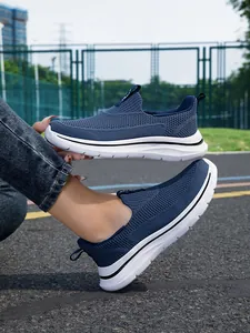 Detalle de vista lateral de las zapatillas deportivas azul marino para mujeres
