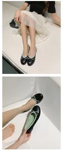 Nahaufnahme von schwarzen Ballerinas mit eleganter minzgrüner Schleife und Paspel.