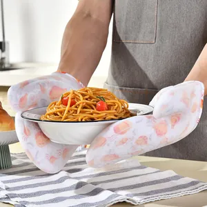 Heat-resistant silicone kitchen gloves featuring shell patterns for baking and microwave use